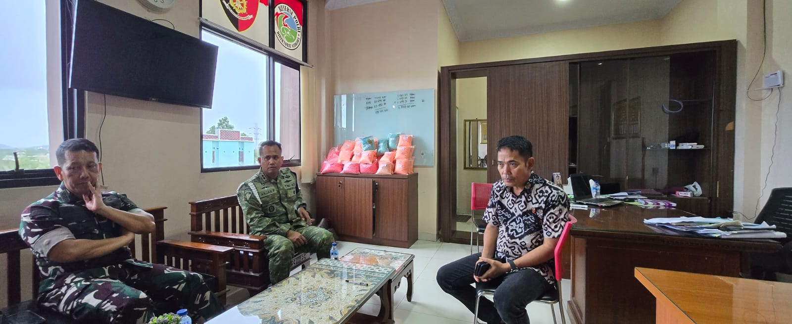 Dandim 0411/KM Serahkan 194.631 Butir Ekstasi Hasil Temuan Prajurit Kodam XXI/RI Kepada Polda Lampung