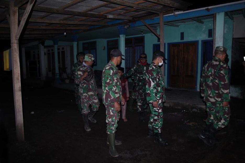 Koramil 0821-14/Pronojiwo Intensifkan Patroli Malam di Zona Merah Gunung Semeru untuk Lindungi Warga