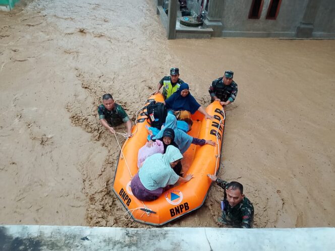 
					Banjir Rendam Permukiman di Pidie, TNI Bantu Evakuasi dan Distribusi Logistik