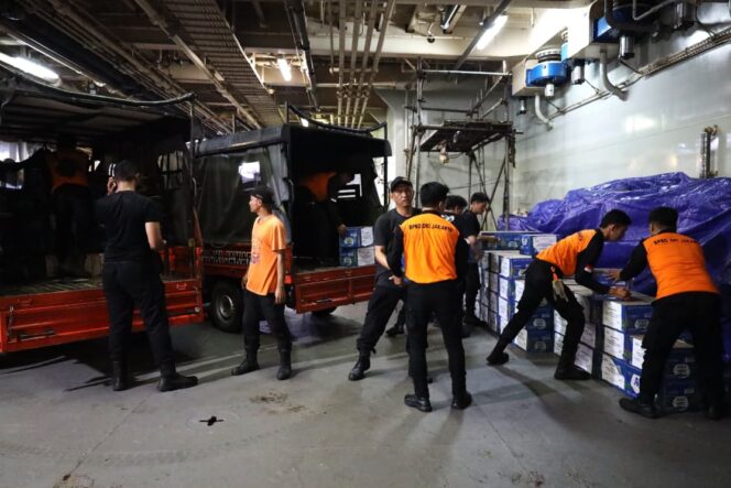 
TNI AL Kerahkan KRI dan Helikopter untuk Bantu Korban Bencana di Aceh, Sumut dan Sumbar