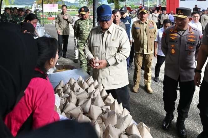 
					Panglima TNI Dampingi Presiden RI Tinjau Lokasi Bencana Tapanuli Tengah dan Padang