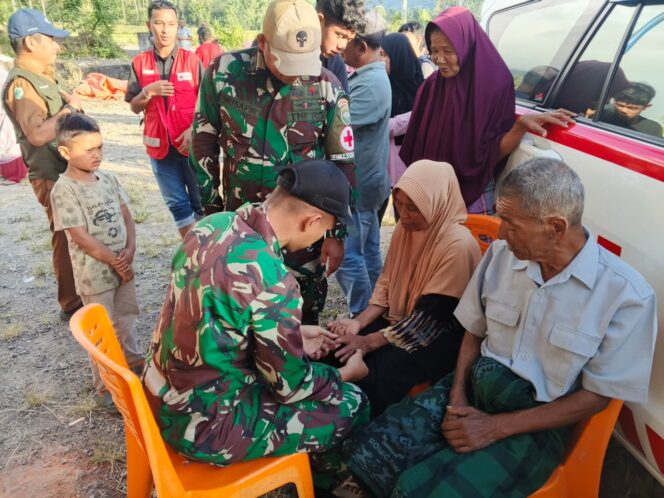 
TNI Dirikan Pos Kesehatan Terpadu untuk Korban Banjir Aceh
