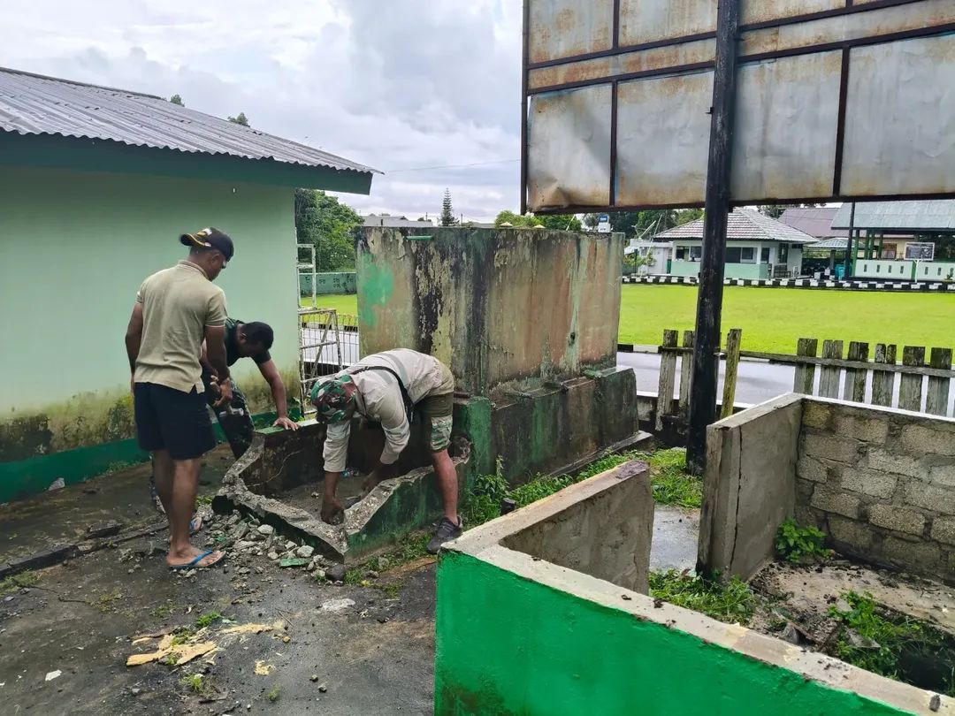 Jum'at Bersih, Anggota Kodim 1505/Tidore Tunjukkan Kepedulian pada Lingkungan Kerja