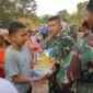 Prajurit TNI Pikul Bahan Bantuan dan Jalan Kaki Puluhan Km Salurkan Logistik ke Desa Terisolir di Sitahuis