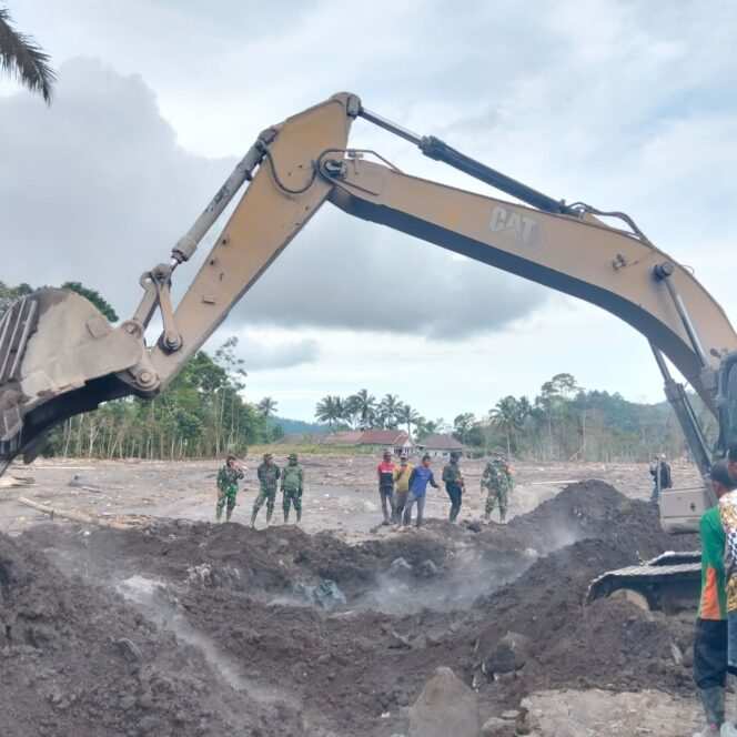 
Kodim 0821 dan Yonif 527/BY Pimpin Evakuasi Besar-besaran Pascaerupsi Semeru