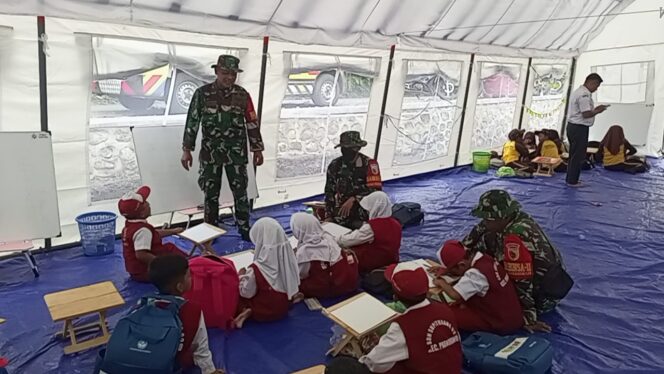 
TNI Pasang Badan Dampingi Sekolah Darurat Semeru, Pastikan Anak Tetap Belajar Aman