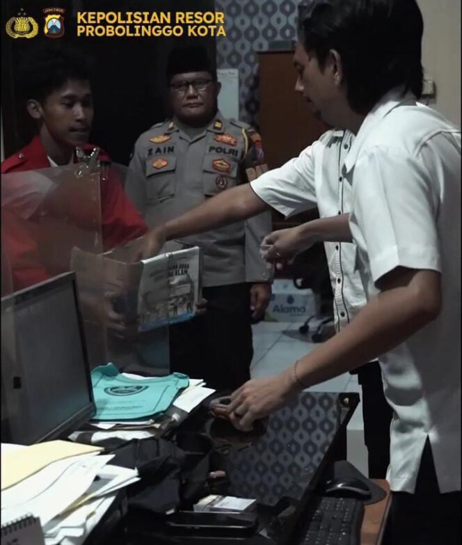 
Aksi Kepedulian Sosial, GMNI Rangkul Polres Probolinggo Kota dalam Penggalangan Dana Erupsi Semeru