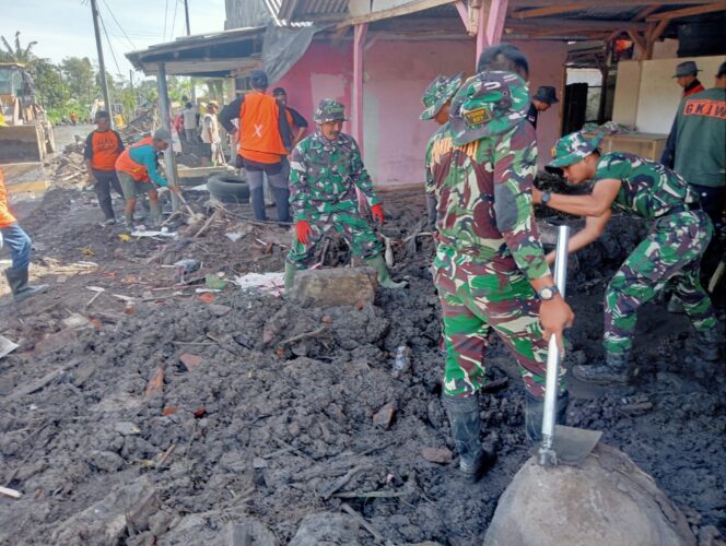 
Pulihkan Permukiman Semeru, TNI dan Relawan Kerahkan Tenaga Bersihkan Material Vulkanik di Gumukmas