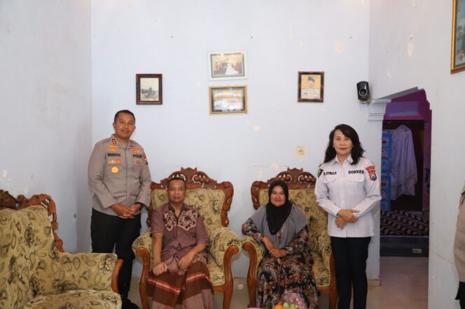 
Kapolres Kediri Beri Dukungan Moril Anggota yang Sedang Dalam Masa Pemulihan