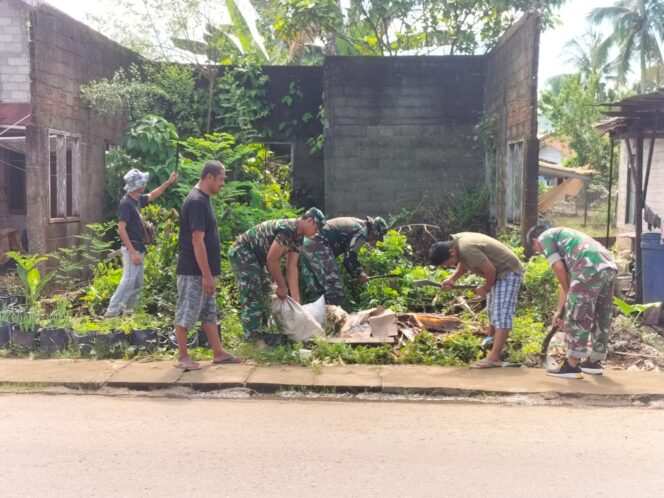 
TNI dan Warga Hikun Kompak Laksanakan Pembersihan Parit dan Jalan Raya
