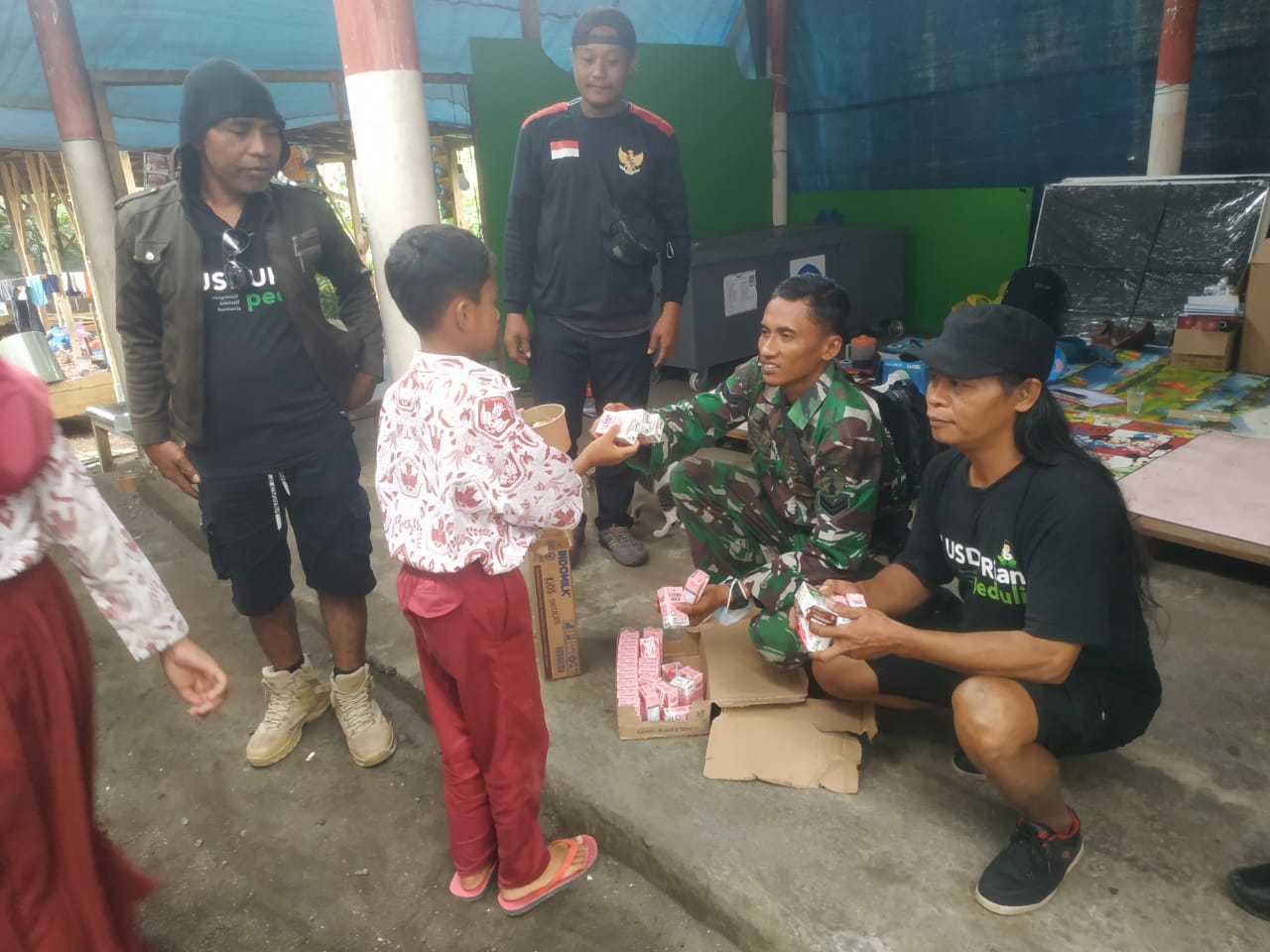 Kodim 0821 Lumajang Dampingi Trauma Healing Anak Semeru, TNI Hadir Pulihkan Senyum di Sekolah Darurat