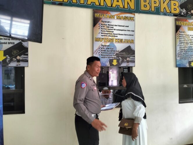 
“Polantas Menyapa”: Satlantas Probolinggo Hadirkan Pelayanan Humanis di Samsat Kraksaan