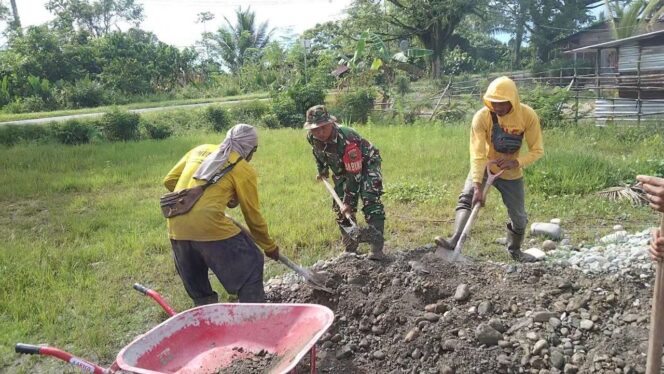 
Perkuat Kebersamaan Serta Cerminkan Sikap Toleransi, Babinsa Koramil 1710-07/Mapurujaya Bersama Warga Gelar Kerja Bakti Pembangunan Masjid