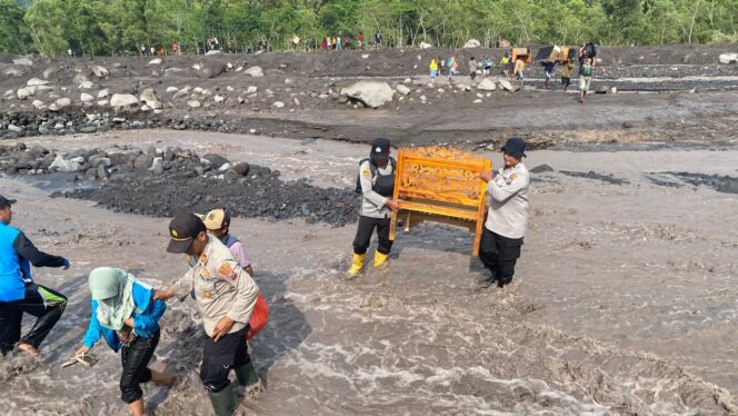 
Polisi Evakuasi Warga Terdampak Banjir Lahar Semeru di Lumajang