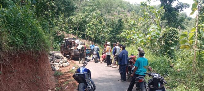 
Warga Ciwaru Perbaiki Jalan Longsor Secara Swadaya, Minim Perhatian Pemkab Kuningan Disorot