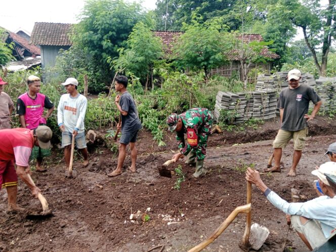 
Koramil Wonomerto dan Warga Gotong Royong Bersihkan Jalan Desa Wonorejo