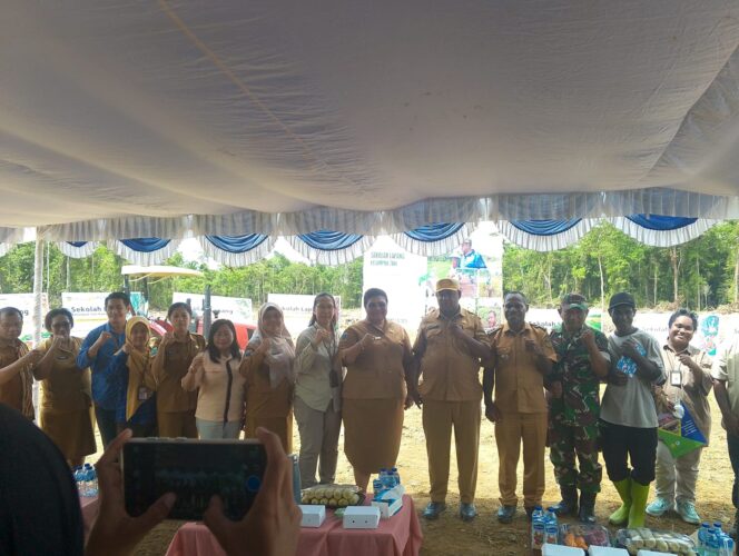 
Babinsa Koramil 1710-03/Kuala Kencana Hadiri Pembukaan Sekolah Lapang Pertanian di Distrik Iwaka