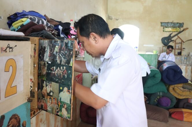 
Pengamanan Diperketat, Rutan Kraksaan Lakukan Penggeledahan Rutin di Kamar Hunian Bimbingan Kerja