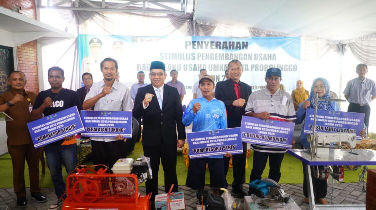 Wali Kota Probolinggo Aminuddin–Wawali Ina Salurkan Stimulus Usaha untuk 319 UMKM, Tegaskan Tak Boleh Dijual
