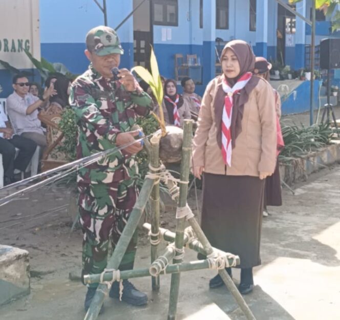 
Babinsa Barabai Dorong Pembentukan Karakter Siswa Lewat Perkemahan Pramuka