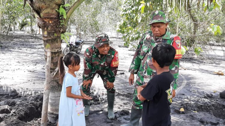Sertu Jhony dan Prajurit TNI Bangkitkan Semangat Anak-Anak Jugosari Pasca Lahar Dingin Semeru