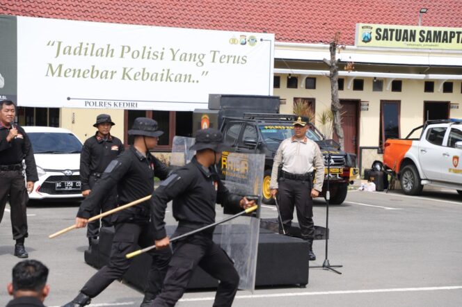 
Panas terik tak halangi semangat berlatih , Para PJU dan Kapolsek Jajaran Polres Kediri