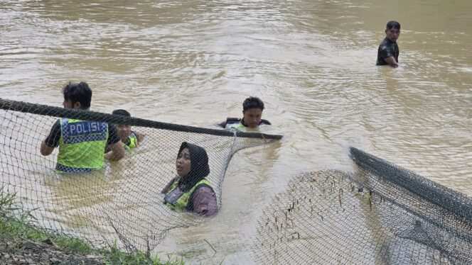 
					Abaikan Arus Deras Sungai, Brigpol Titis Turut Bertaruh Nyawa dalam Pencarian Korban di Blora