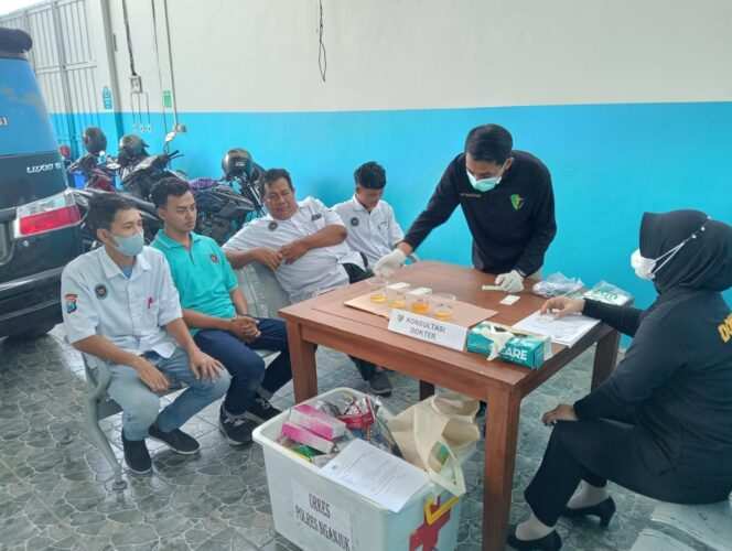 
					Polres Nganjuk dan Sidokkes Periksa Kesehatan Driver SPPG Kemala Bhayangkari, Lengkapi dengan Pemberian Obat dan Vitamin Gratis