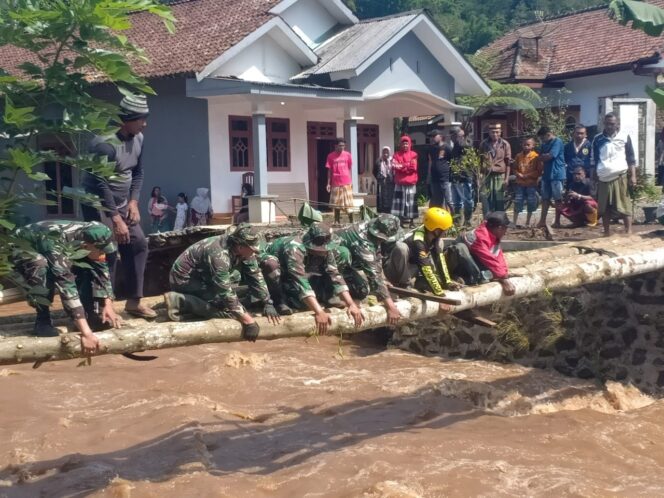 
					Dandim Letkol Arh Iwan Hermaya Turun Langsung Tangani Dampak Bencana Tiris Bersama Forkopimda