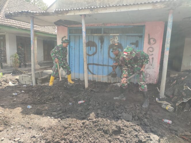 
TNI Turun Tangan Bersihkan Rumah Warga, Pemulihan Lahar Semeru di Lumajang Dipercepat