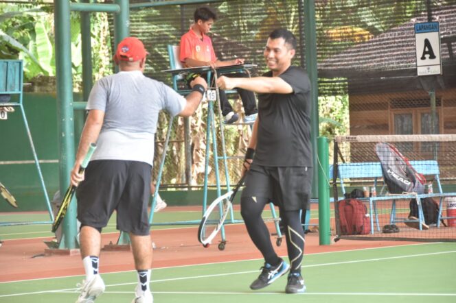 
					Pererat Kebersamaan, Dandim 1002/HST Bertanding di Festival Olahraga KORMI HST