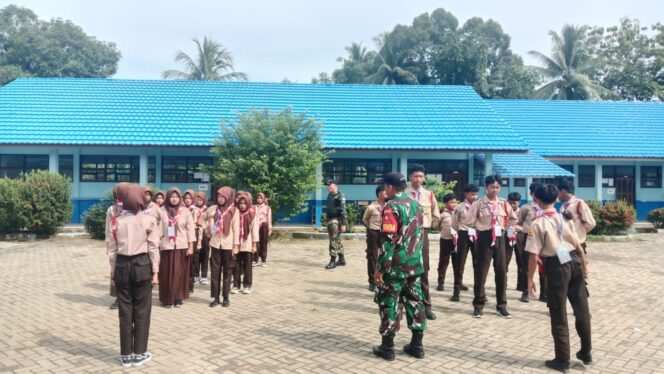 
					Babinsa TNI AD Dorong Pembentukan Karakter dan Disiplin Siswa SMPN 9 HST