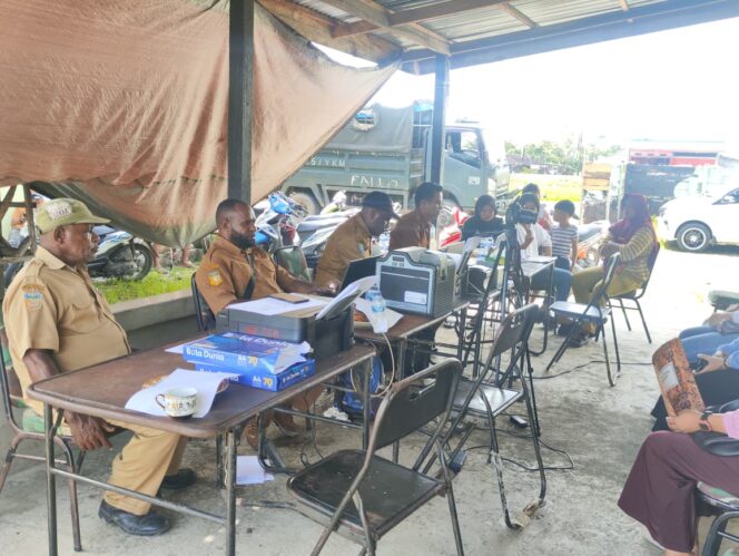 
Kodim 1715/Yahukimo bersama Disdukcapil Kabupaten Yahukimo Gelar Pembuatan Adminduk Dalam Rangka Hari Juang TNI AD
