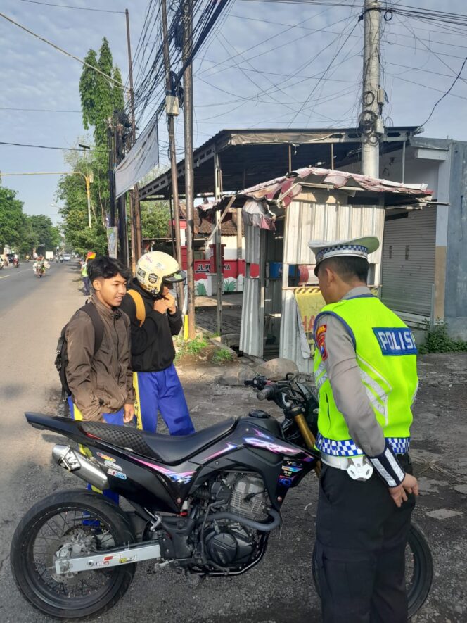 
Satlantas Polres Probolinggo Intensifkan Poros Pagi, Edukasi Pelanggar Lalu Lintas Secara Humanis