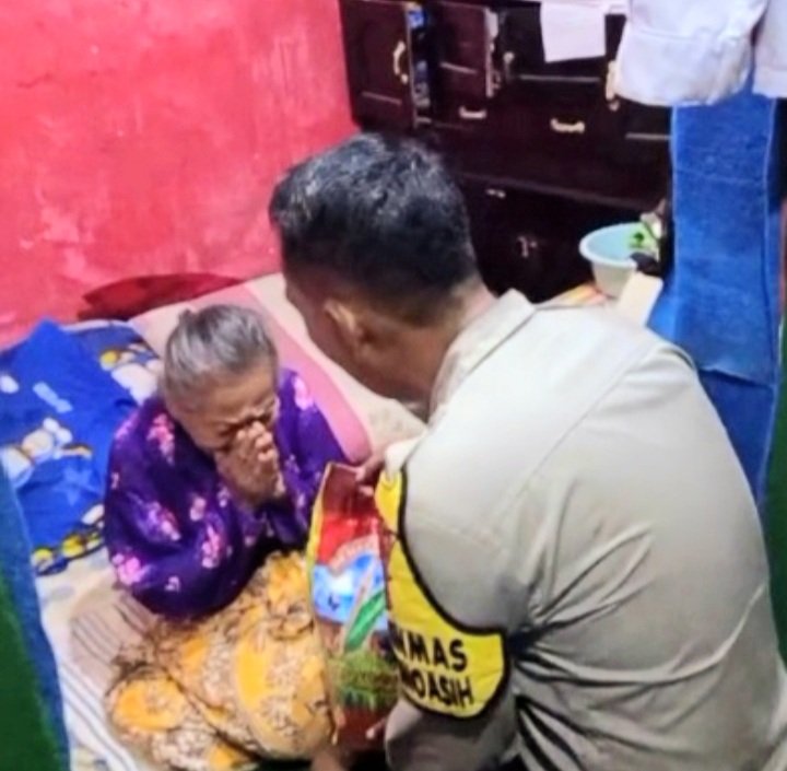 “Mengantar Kebaikan” ala Polsek Wonoasih, Polisi Hadir untuk Lansia di Tengah Kota Probolinggo