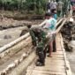 Koramil Tiris Bangun Jembatan Penghubung Antar Desa, Perkuat Akses Warga dan Kemanunggalan TNI-Rakyat