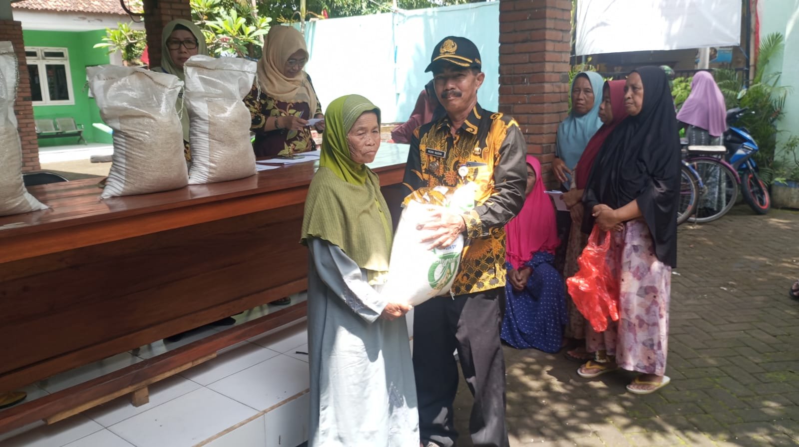 Pemerintah Salurkan Bantuan Beras dan Minyak Goreng untuk Warga Sidomukti Probolinggo