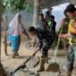 TNI Bantu Bersihkan Rumah Lansia Terdampak Banjir di Kabupaten Pidie