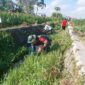 Babinsa Kelurahan Turi Bersama Warga Laksanakan Kerja Bakti Pembersihan Saluran Air