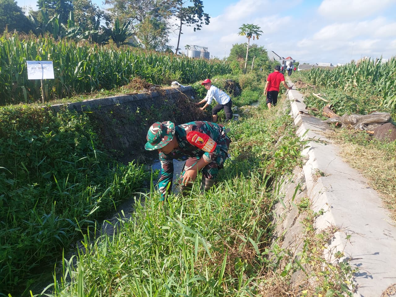 Babinsa Kelurahan Turi Bersama Warga Laksanakan Kerja Bakti Pembersihan Saluran Air