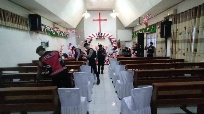 
					Polres Bojonegoro Lakukan Sterilisasi Gereja Jelang Ibadah Natal