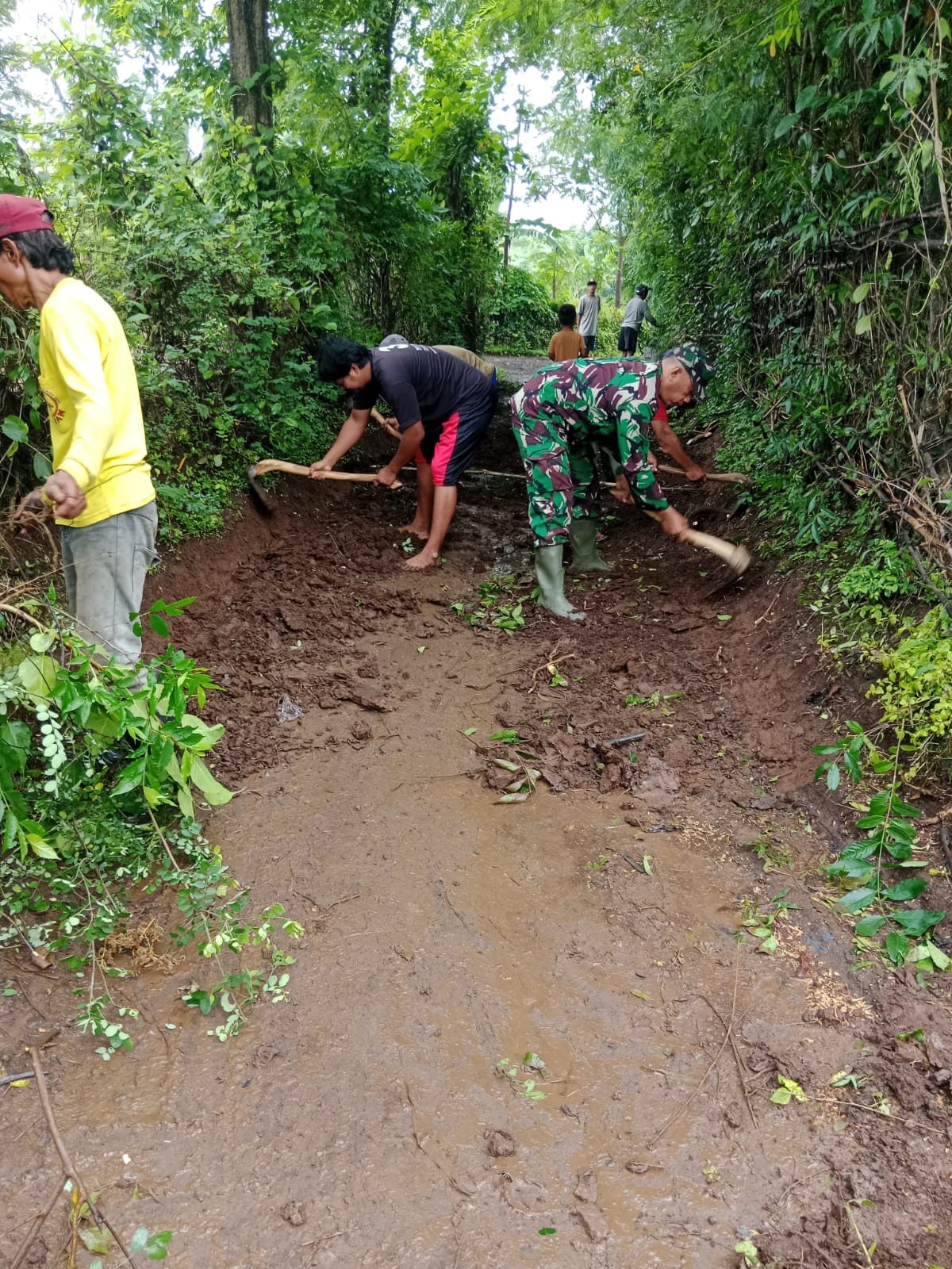 Babinsa Pelopori Kerja Bakti, Warga Wonorejo Sambut Penataan Jalan Desa