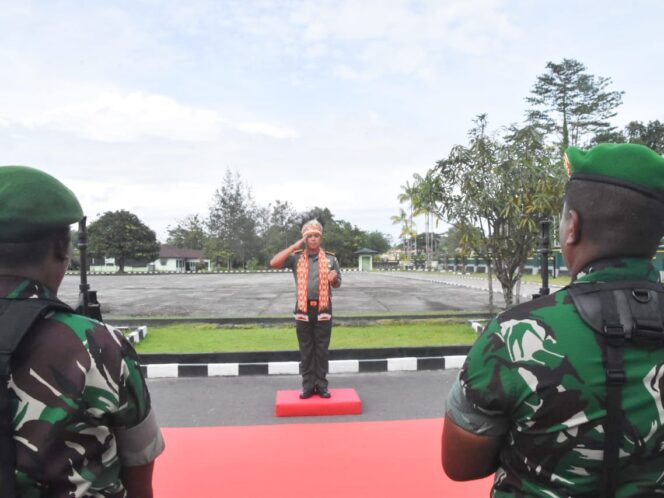 
					Sambutan Tarian Adat Warnai Kedatangan Dandim 1710/Mimika