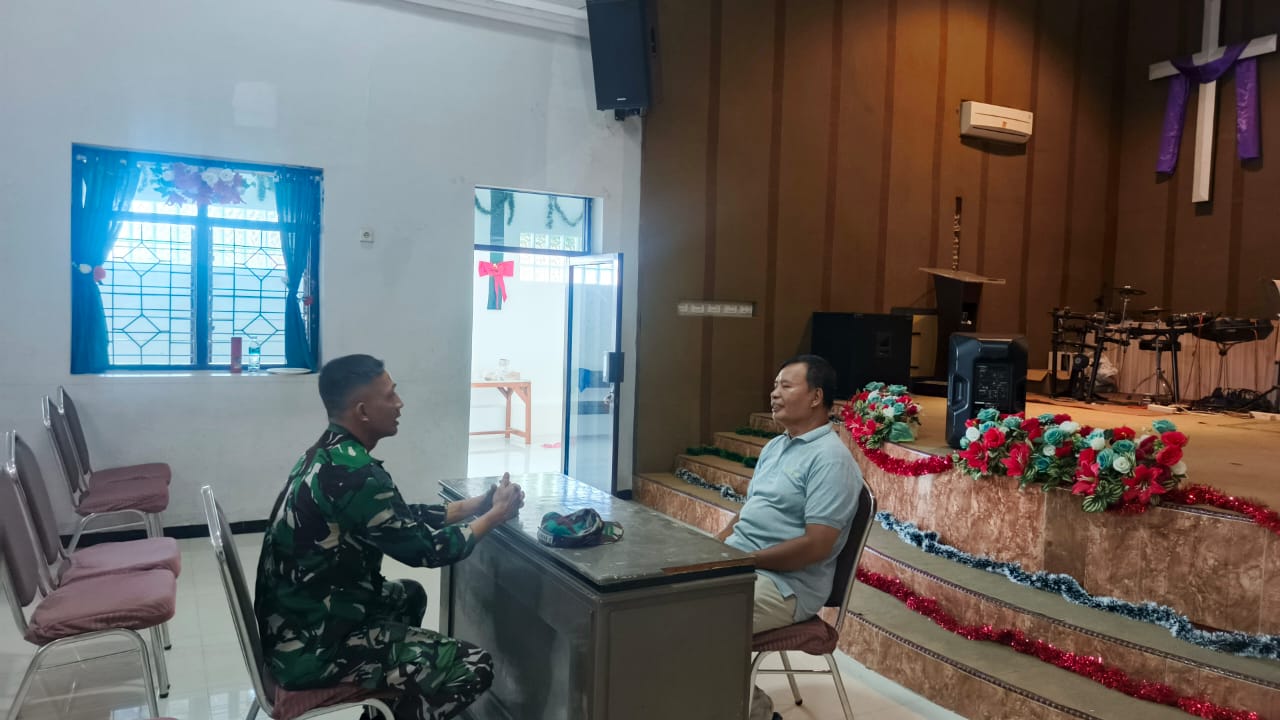Jelang Natal, Babinsa Kraksaan Sambangi Gereja Betel Perkuat Toleransi Umat Beragama