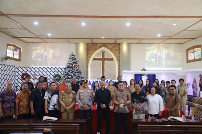 
					Kapolres Kediri Bersama Bupati Kediri Patroli Gereja Jelang Puncak Perayaan Natal