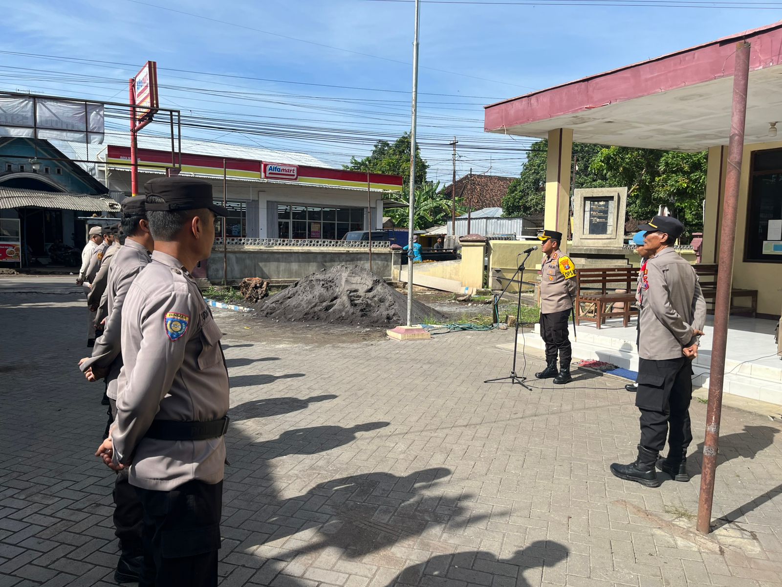 Kapolres Probolinggo Tekankan Disiplin dan Integritas Saat Pimpin Apel di Polsek Gending