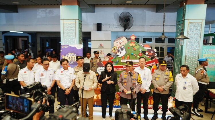Polri Kirim Logistik Lewat Udara ke Palambayan, Dukung Penanggulangan Banjir Sumatera Barat