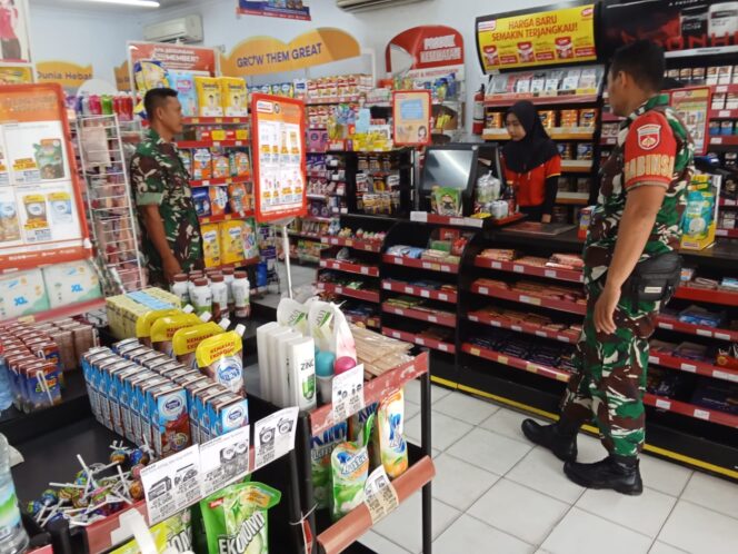 
Babinsa Lakukan Pengecekan Makanan dan Minuman di Sejumlah Toko dan Minimarket