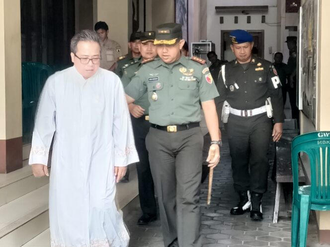 
Jelang Misa Natal 2025, Dandim 0820/Probolinggo Perkuat Toleransi Lewat Anjangsana ke Gereja MBK