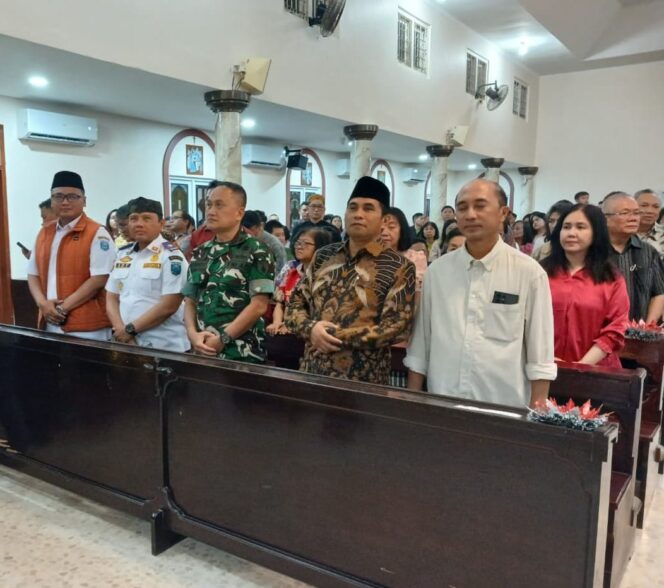 
Pj Kasdim 0820/Probolinggo Mayor Kav Edy Surnoto Bersama Forkopimda Berkunjung Ke Gereja